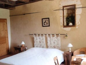 4 bedrooms, desk, iron/ironing board, free WiFi