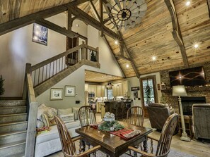 Televisión y chimenea 