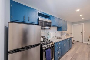 Kühlschrank, Mikrowelle, Ofen, Herdplatte