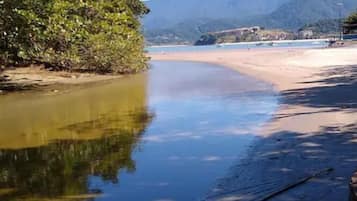 Perto da praia, espreguiçadeiras