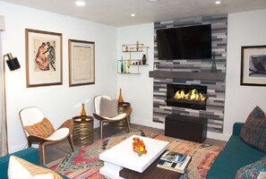 TV, fireplace, ping pong, books