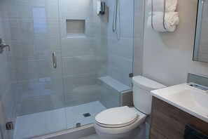 Badewanne, umweltfreundliche Kosmetikartikel, Haartrockner, Handtücher