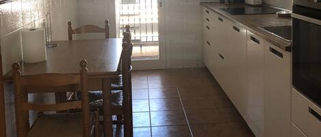 Microondas, lavavajillas, cafetera y tetera y utensilios de cocina