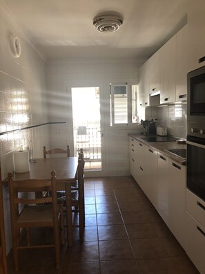 Mikroaaltouuni, astianpesukone, kahvin-/teenkeitin