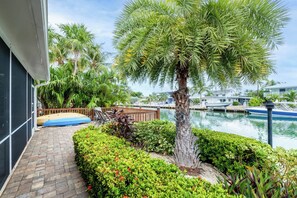 Terrace/patio - WATERFRONT!! Home w/ 37.5-ft dock, Cabana Club Membership!!! (Key Colony Beach)