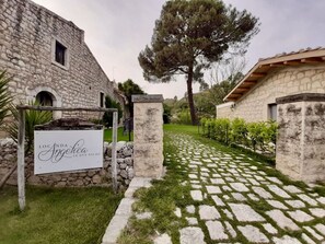 Property grounds - Granary Cottage (Giarratana)