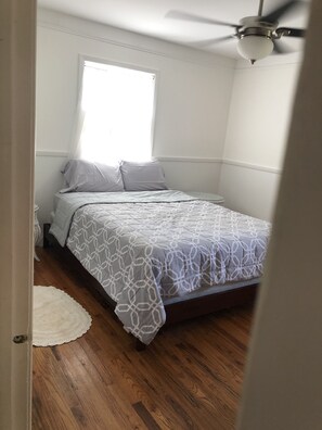 2 habitaciones, tabla de planchar con plancha y wifi gratis 