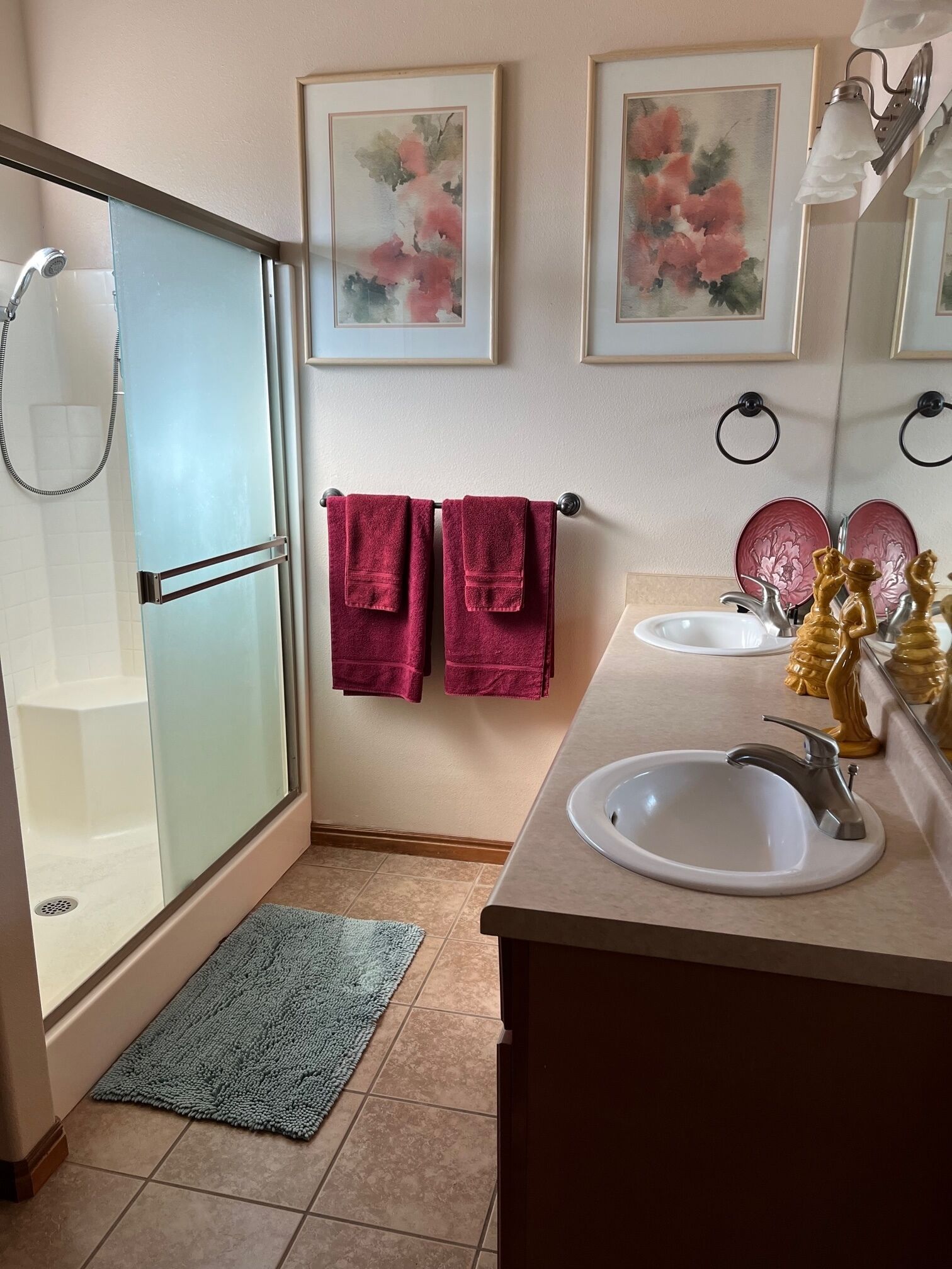 Combined shower/tub, hair dryer, towels, soap