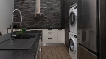 KĂŒhlschrank, Mikrowelle, Ofen, GeschirrspĂŒler