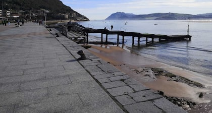 Apartment on the Santoña promenade, a few meters from the port and beach. WIFI