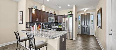 Een koelkast, een microgolfoven, een oven, een kookplaat