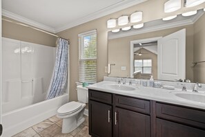 Combined shower/bathtub, towels