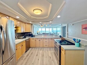 Una cocina moderna con armarios de madera, electrodomésticos de acero inoxidable y una isla grande.