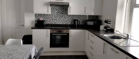Kühlschrank, Mikrowelle, Ofen, Geschirrspüler