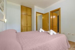 4 dormitoris, escriptori, planxa i posts de planxar i wifi 