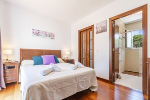 4 slaapkamers, een bureau, een strijkplank/strijkijzer, wifi