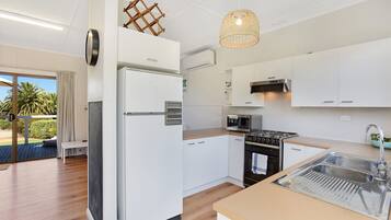 Mikrowelle, Ofen, Herdplatte, Wasserkocher mit Kaffee-/Teezubehör