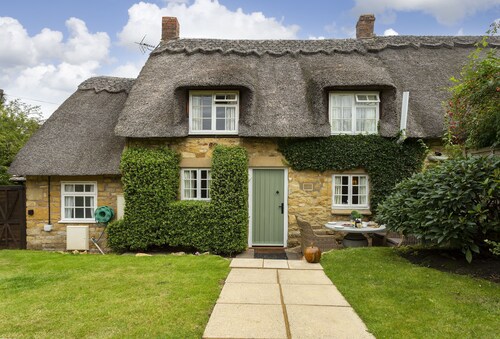 Attractive thatched roof property in the idyllic Cotswold village of Ebrington.