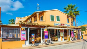 Ein zweigeschossiges Gebäude mit Café, Bar und Restaurant im Erdgeschoss.