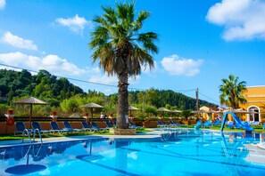 Una piscina al aire libre de temporada