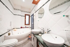 Bathroom - Colosseum's Neighbour (Roma)