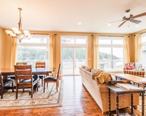 Televisie, een open haard, een dvd-speler en een tafeltennistafel