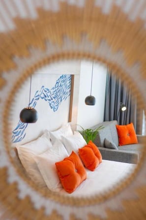 Deluxe room with glass balcony and sea view | Living area | 80-cm LCD TV with satellite channels, TV - Hotel Hildegard (Omis)