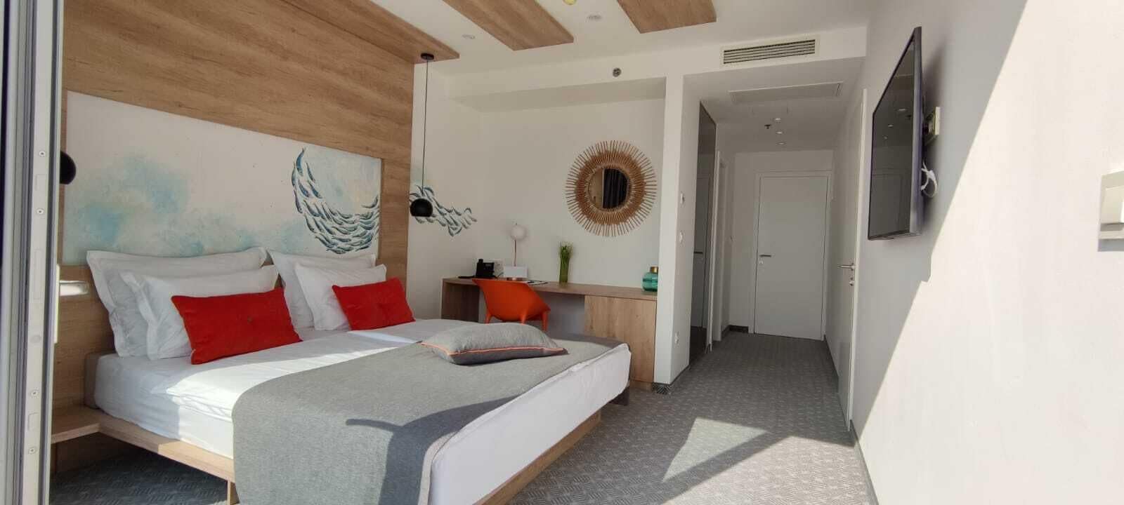 Hypo-allergenic bedding, in-room safe, soundproofing, free WiFi