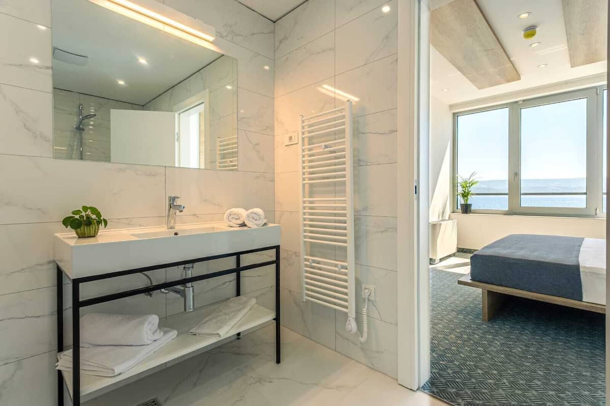 deluxe suite, balcony, sea view | bathroom | free toiletries, hair dryer, slippers, towels