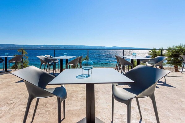 Petit déjeuner, déjeuner et dîner servis sur place