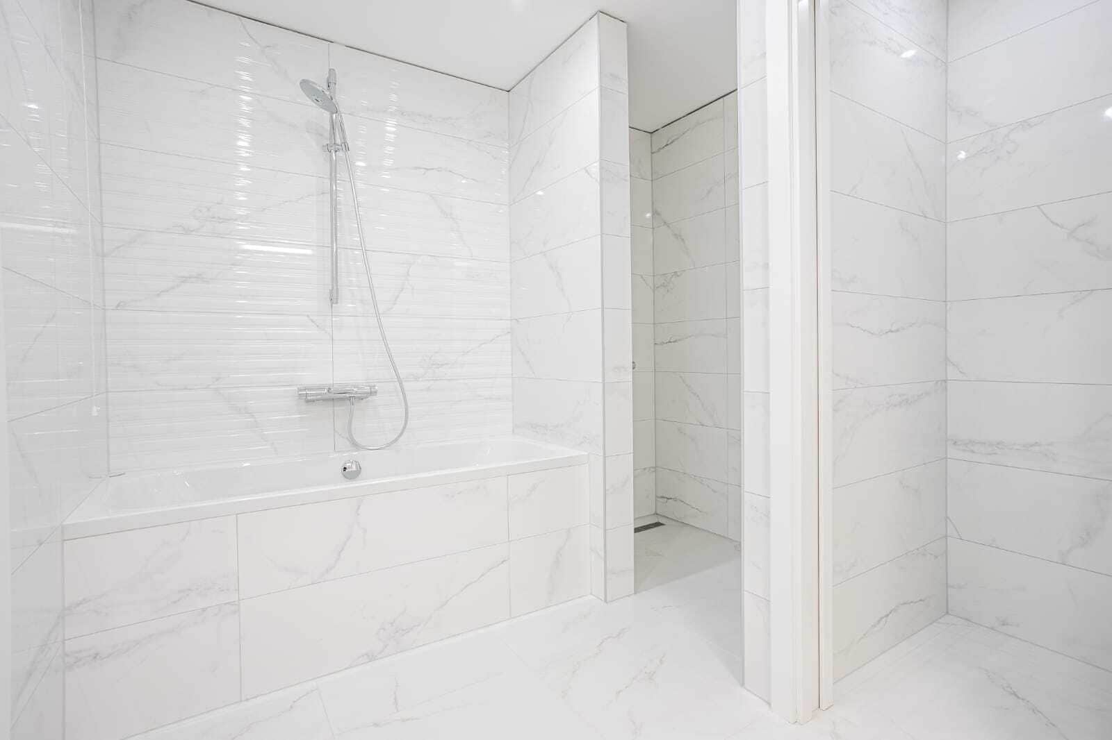 deluxe suite, balcony, sea view | bathroom | free toiletries, hair dryer, slippers, towels