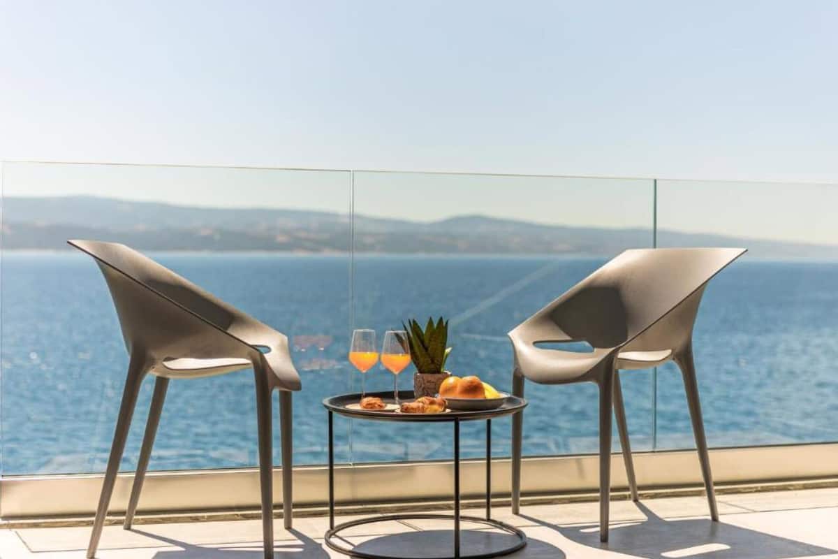 Deluxe room with glass balcony and sea view | Blick vom Balkon