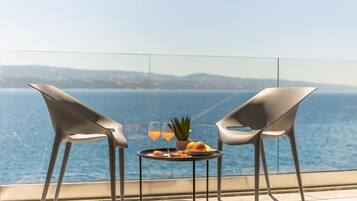 Deluxe room with glass balcony and sea view | Balcony view