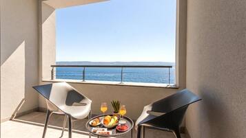 Deluxe Suite with balcony and sea view | Terrace/patio