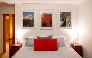 3 bedrooms, desk, iron/ironing board, free WiFi