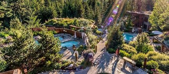 Spacious 3BR:Sleeps 8 Comfortably,Pool,Hot Tub,Patio+BBQ& Near Valley Trail!