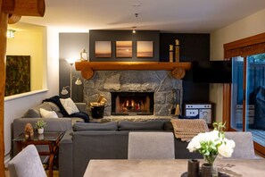 Smart TV, fireplace