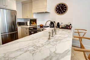 Fridge, oven, stovetop, dishwasher - Upper Village Modern 1BR: Sleeps 4, Near Restaurants & Gondola! (Whistler)