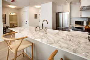 Jääkaappi, uuni, liesi, astianpesukone