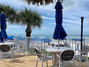 Outdoor dining - Beautifully renovated Gulf efficiency! (North Redington Beach)