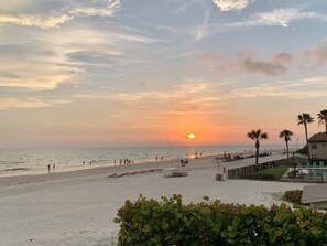 On the beach - Beautifully renovated Gulf efficiency! (North Redington Beach)