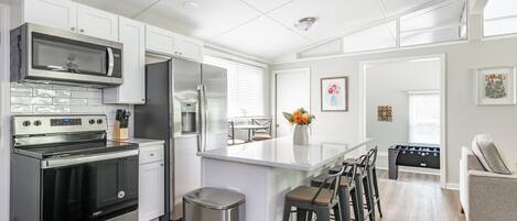 Frigorifero, microonde, forno, piano cottura