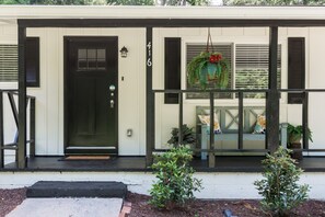 Exterior detail - Newly Renovated Woodstock Cottage - Great location- Pet Friendly (Woodstock)
