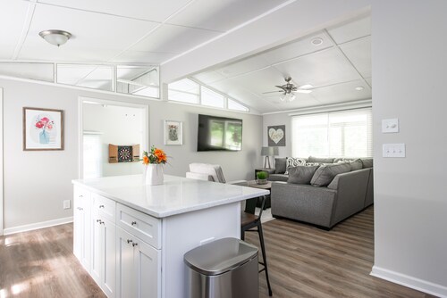 Newly Renovated Woodstock Cottage - Great location- Pet Friendly