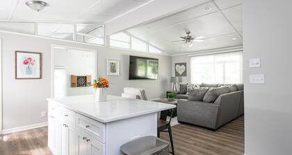 Newly Renovated Woodstock Cottage - Great location- Pet Friendly