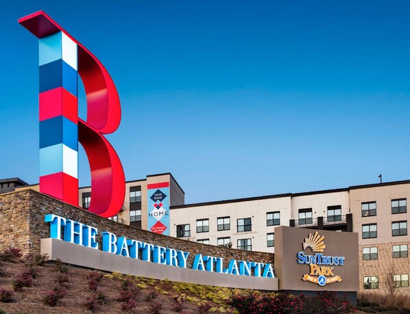 Un letrero de hotel con los logotipos de 'The Battery Atlanta' y 'SunTrust Park'.