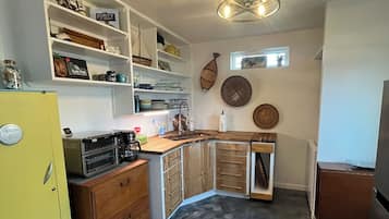 Fridge, microwave, oven, coffee/tea maker