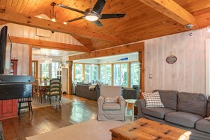 Smart TV, fireplace, DVD player, books - 5 Bed Cottage & 2 Bunkies! Boathouse Rooftop Deck with Sunsets! (Muskoka Lakes)