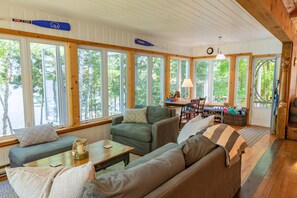 Téléviseur, foyer, lecteur de DVD, table de ping-pong