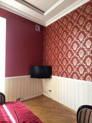 Individuell dekoriert, individuell eingerichtet, Schreibtisch